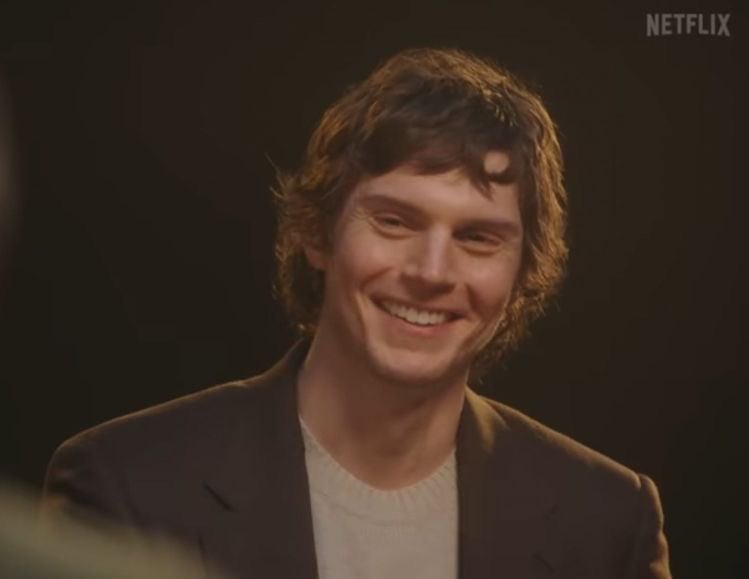 Happy birthday to Evan Peters  Look at this cutie 