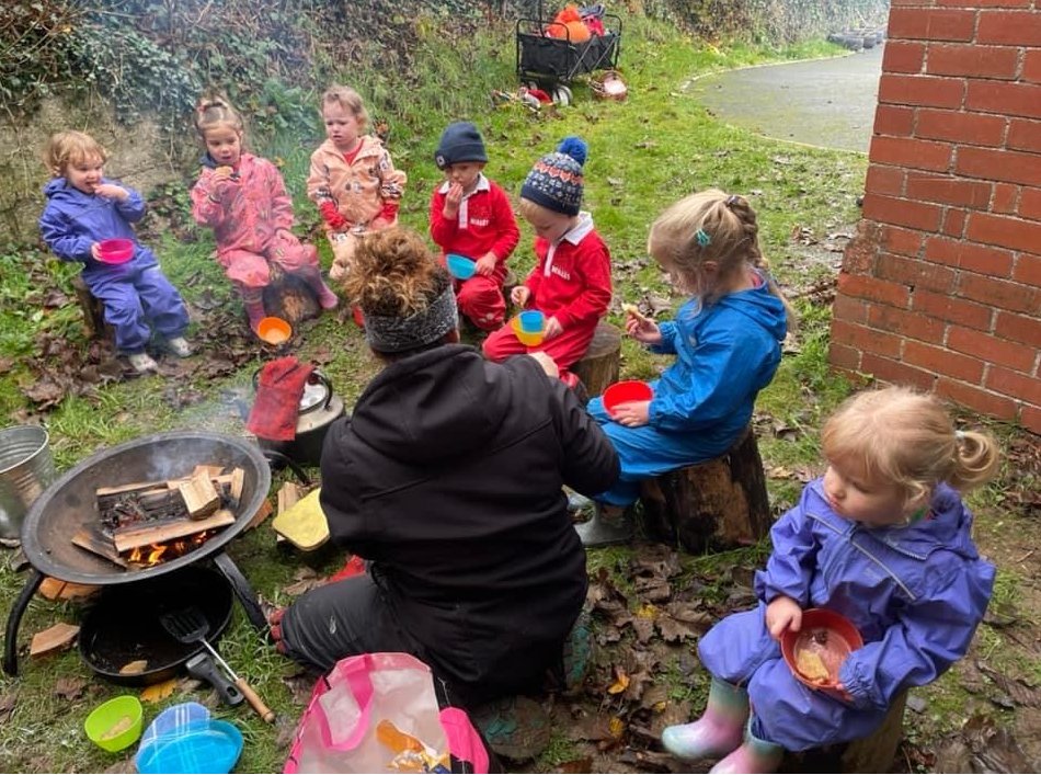 Diolch Nia @MudiadMeithrin and Mirain @BanwCylch for sharing their thoughts on the benefits of spending time in the outdoors and how this helps to promote Welsh language development in @NatResWales Education newsletter. Read the full story here👉 bit.ly/3XEbL08