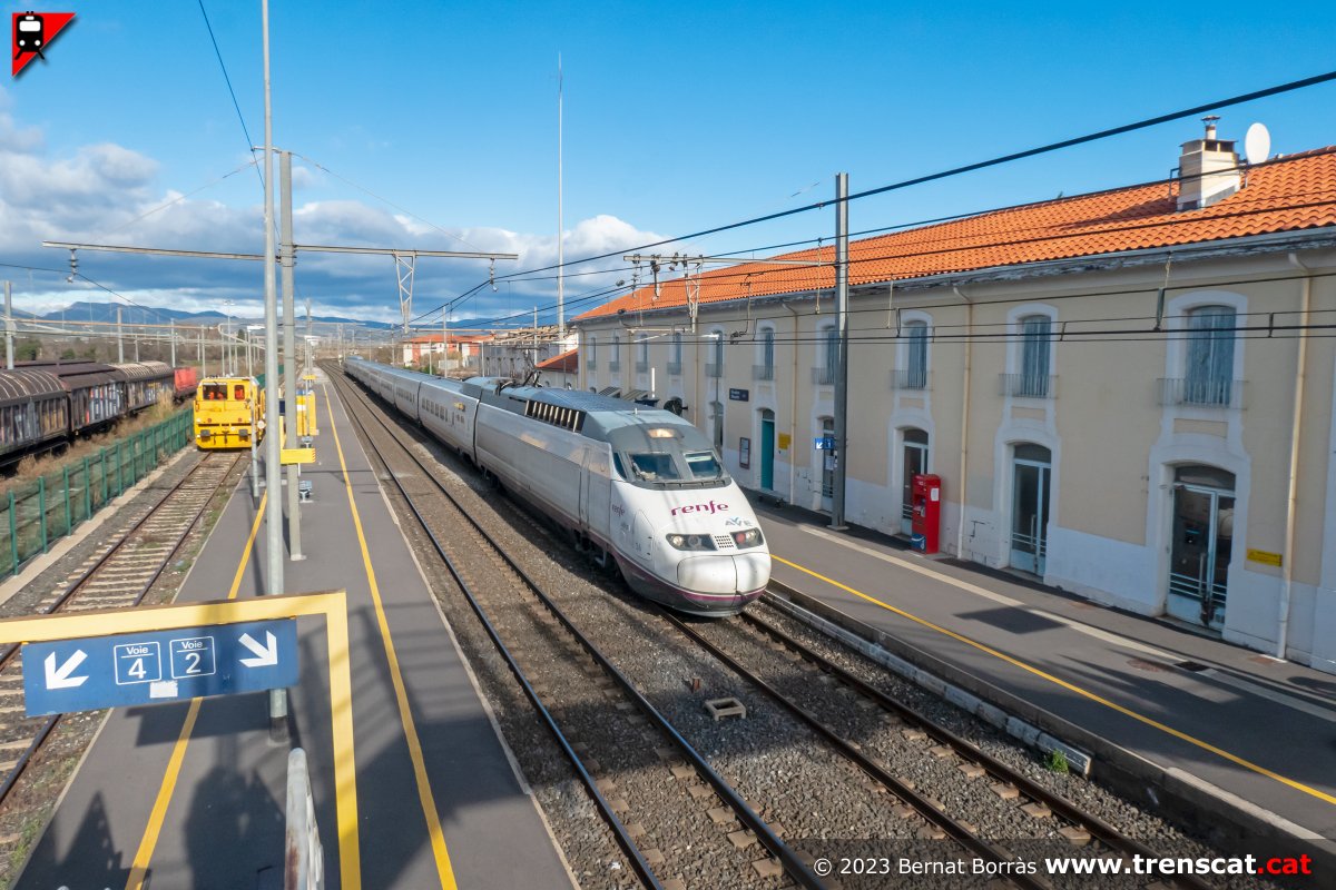 Des del 16/1 hi ha les marxes en blanc amb els maquinistes habilitats de <a href="/Renfe/">Renfe</a> per poder operar a França i reprendre els serveis internacionals a Lyon i Marseille. L'AVE 100-016 de Renfe el 3r dia de proves, amb un tren que ve de Marseille per Ribesaltes, Rosselló (18.01.2023)