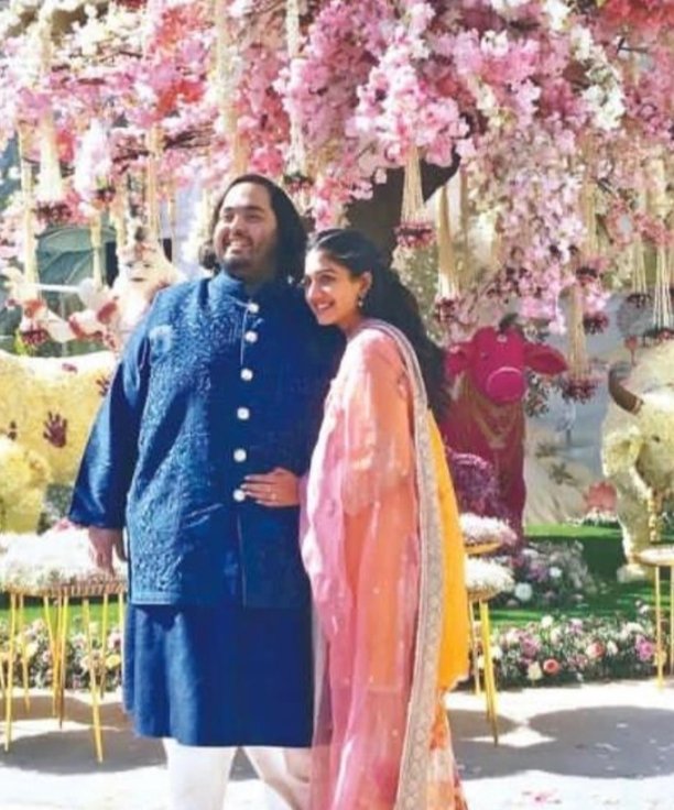 सुंदर औरत और कमाऊ पुरुष के अलावा यहाँ जो भी है समाज उसे रद्दी समझता है।

~ जैकी यादव