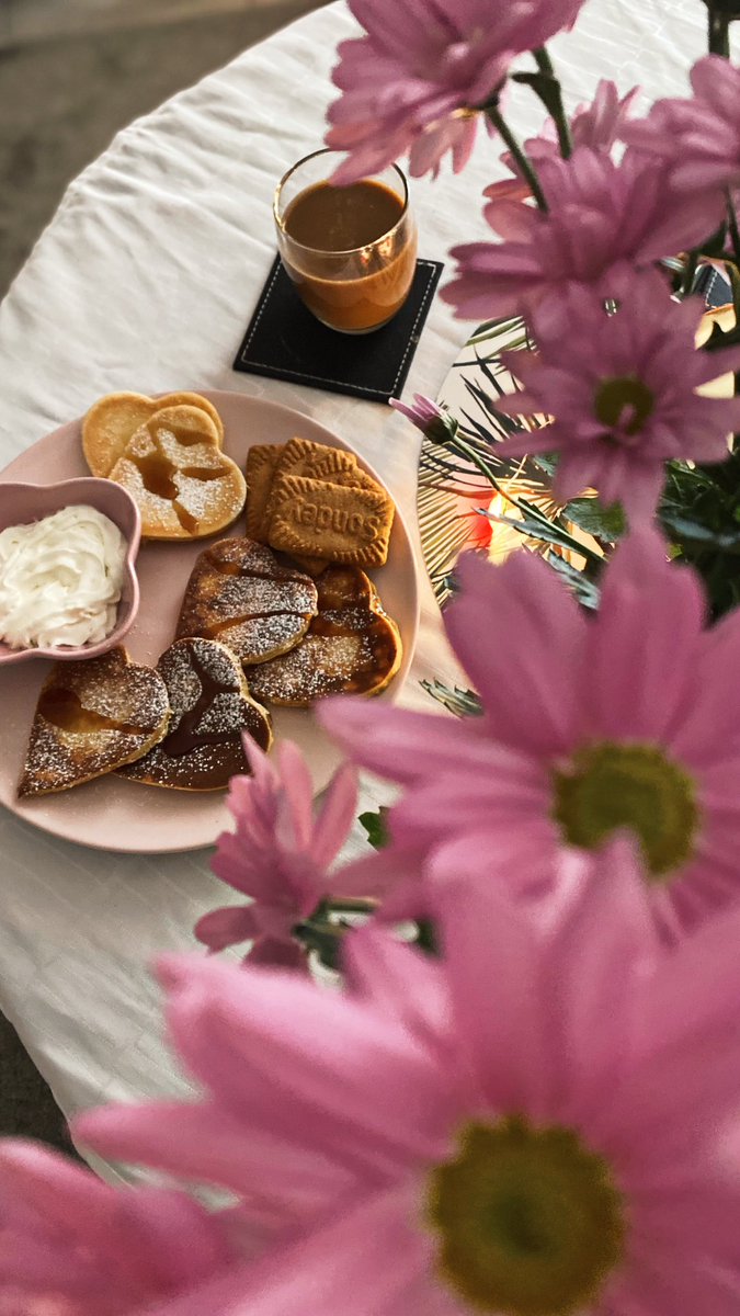 made the yummiest mini heart pancakes this morning with no actual idea what I was making but they were 12/10 🌸 (not the pancake photo shoot tho💀) have a great Friday 🤍