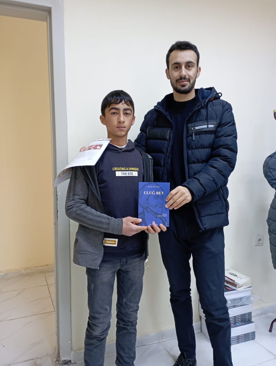 siverekaihl63's tweet photo. 2022-2023 Eğitim Öğretim yılının ilk döneminin bitmesiyle öğrencilerimize karnelerini dağıttık ve birer adet kitap hediye ettik. @siverekmem63 @sanliurfammem63 @NKapanoglu @valisalihayhan @aziz_glbs https://t.co/yFWvxMQiXj