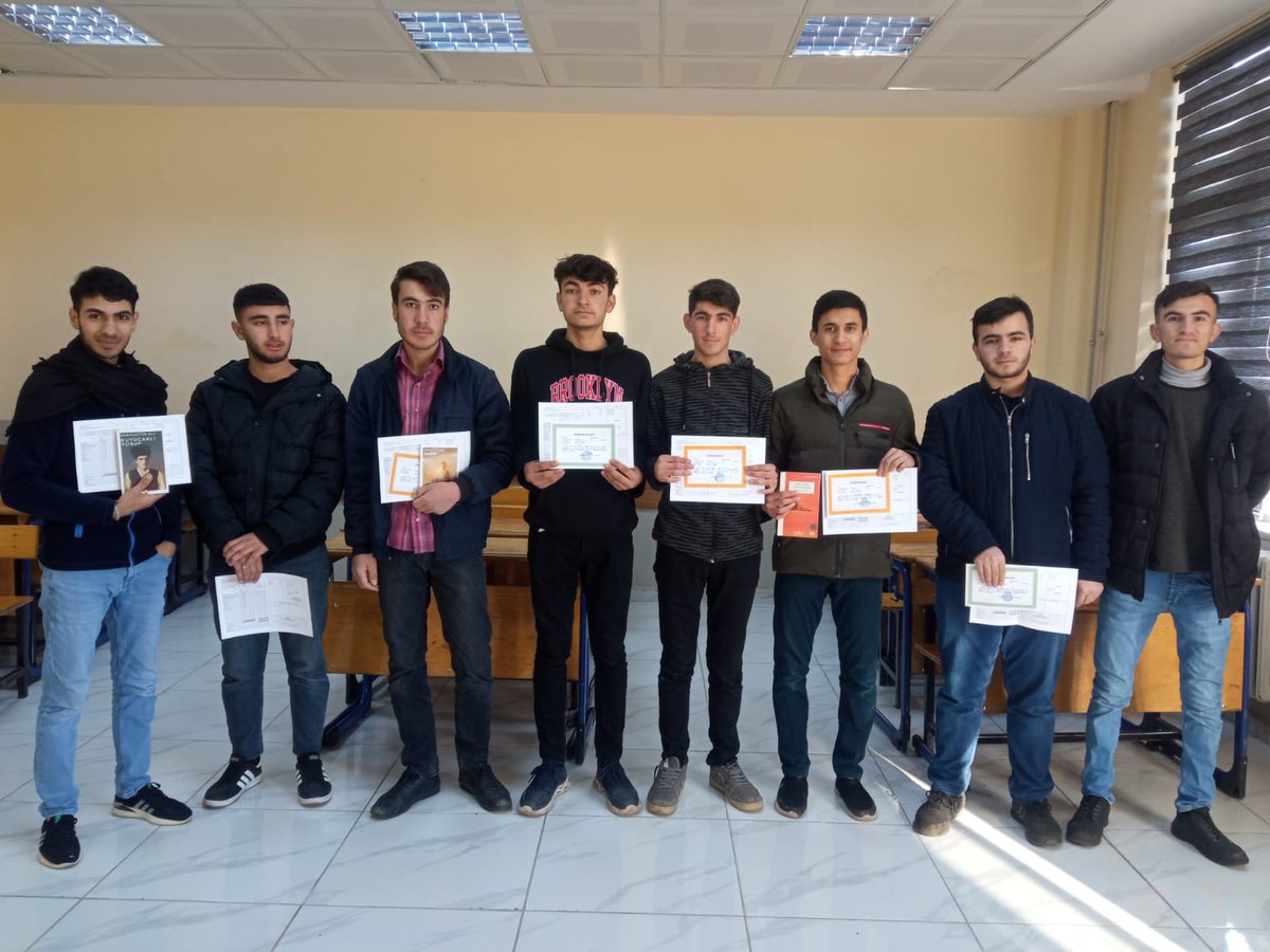 siverekaihl63's tweet photo. 2022-2023 Eğitim Öğretim yılının ilk döneminin bitmesiyle öğrencilerimize karnelerini dağıttık ve birer adet kitap hediye ettik. @siverekmem63 @sanliurfammem63 @NKapanoglu @valisalihayhan @aziz_glbs https://t.co/yFWvxMQiXj