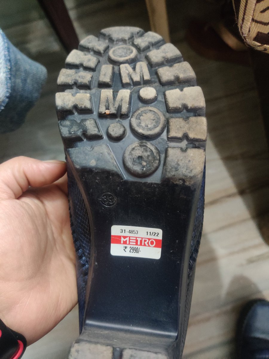 CitationsMini's tweet photo. @metroshoes I may have fall down yesterday like a stone from a mountain, if i didn't noticed this somehow.
The show is not even a month old. Have wrote to CC but no call from them. https://t.co/y7PV7HguHd