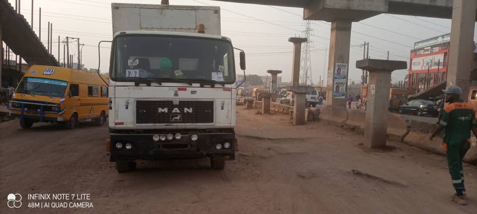 trafficbutter's tweet image. #FlashUpdate. A Broken down truck at Kola inward Tollgate. Driver and motor boy not yet sighted. Meanwhile, it has minimal effect on traffic at the moment. Adequate monitoring is in place within the location  - Ltr #GETYOURPVC