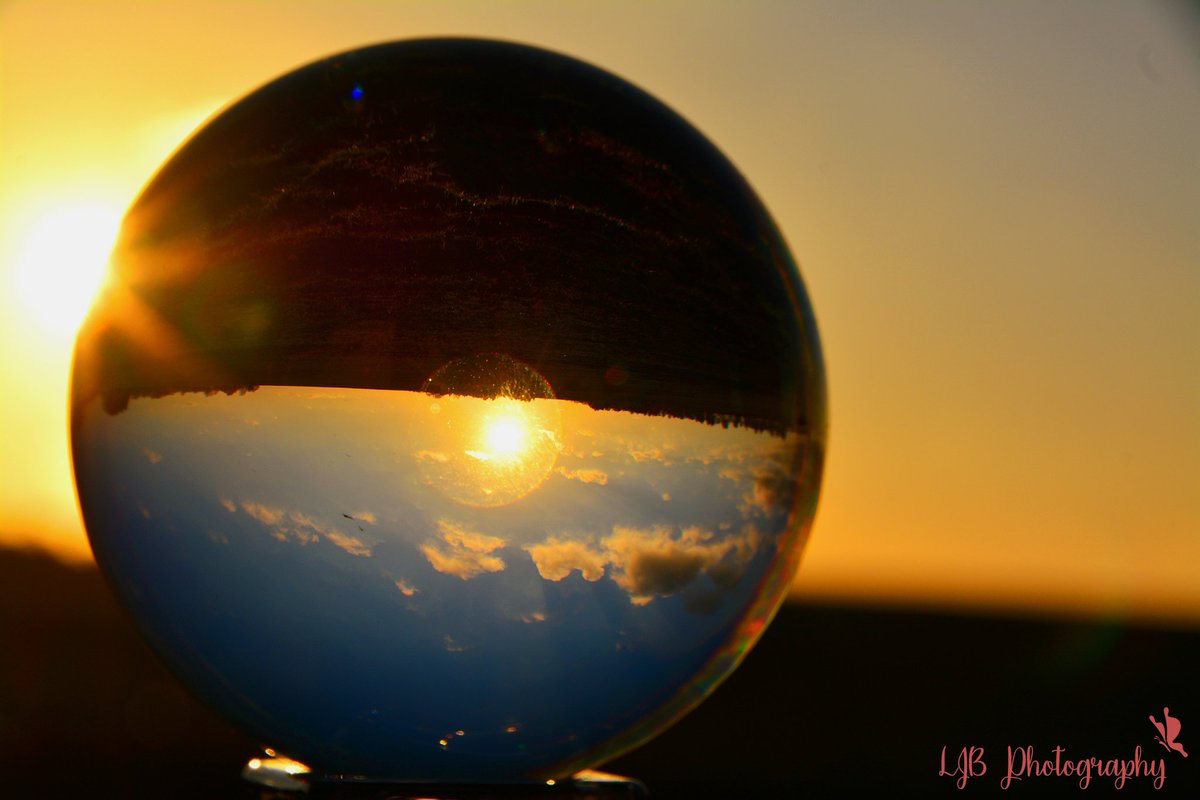 louisa_bubba's tweet photo. Who doesn't love a sunset
Sunset in a different view
@AP_Magazine @ChrisPage90 @itvweather @TitchmarshShow
#crystalballphotography
#crystalball #sunsetphotography #SunSetSwish #sunsets #sunsetlove #opacarophile
#suffolksunset #suffolkphotography https://t.co/6tq30rGtlz