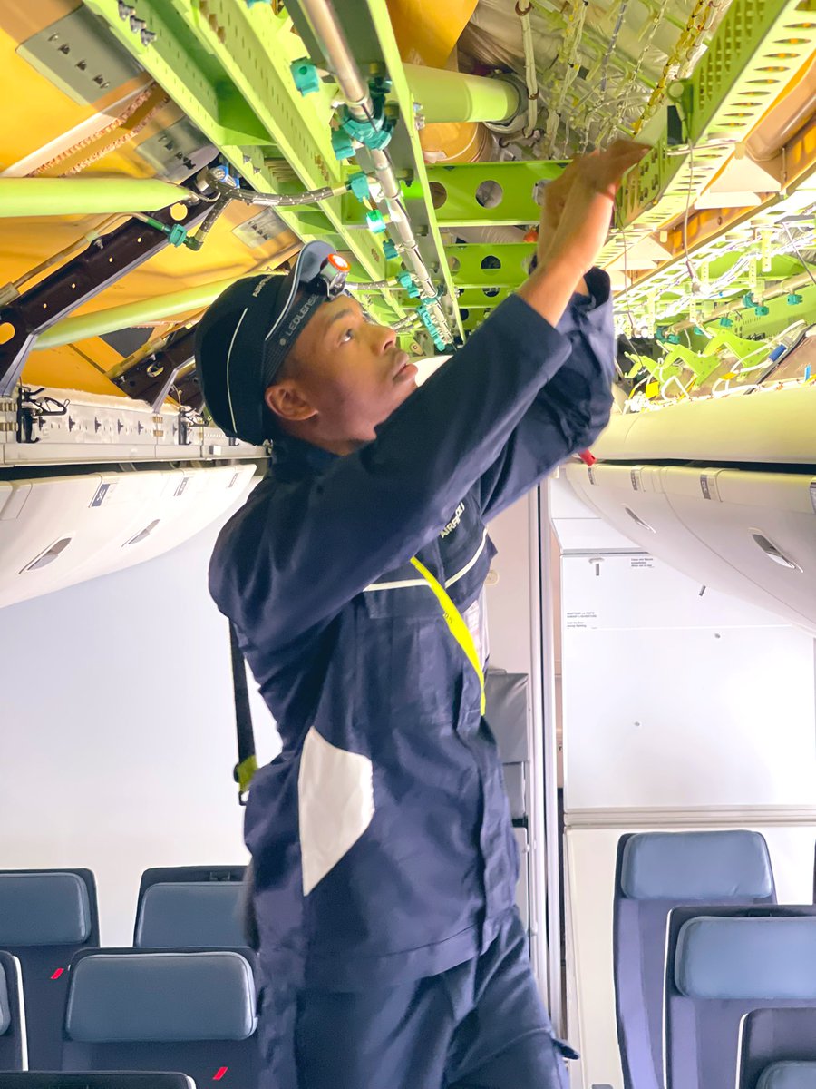 landais_cedric's tweet photo. #AF022 ce matin décolle le #boeing773 #Airfrance équipé des nlles cabines: merci à nos experts maintenance, collègues @AFIKLMEM dont Jérôme, Clément & Abdou de travailler sur ce chantier d’envergure de 2023 👍✈️ 💙🤍❤️ https://t.co/VvCjsHy9lV