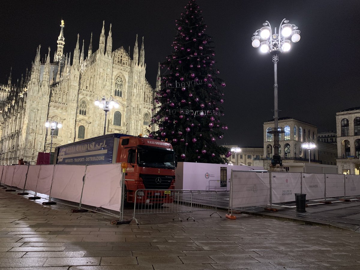 donadoni73's tweet photo. All’alba del 14 gennaio abbiamo concluso lo smontaggio del villaggio e dell’albero di Natale.
Per quasi due mesi abbiamo vissuto in piazza Duomo. Di notte, all’alba e al tramonto. Meraviglioso! Grazie a tutti e grazie a @Estetistacinica “we wish you to be yourself”❤️ https://t.co/kBmlfBsq34