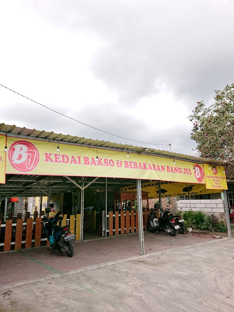 NurSetoAji's tweet photo. #JumatMieayaman kembali mencari mie ayam goreng dan bertemu di Bakso dan Mie Ayam Bang Jul Berbah. Mantap sih mie nya porsinya ndak pelit. Tempat luas dan nyaman, menu beragam sih jadi banyak pilihan. Parkiran luas kok aman gaskeun dah! 

https://t.co/3XBN2HVy7K

@InfoMieAyamYK https://t.co/07yEZKtoQn