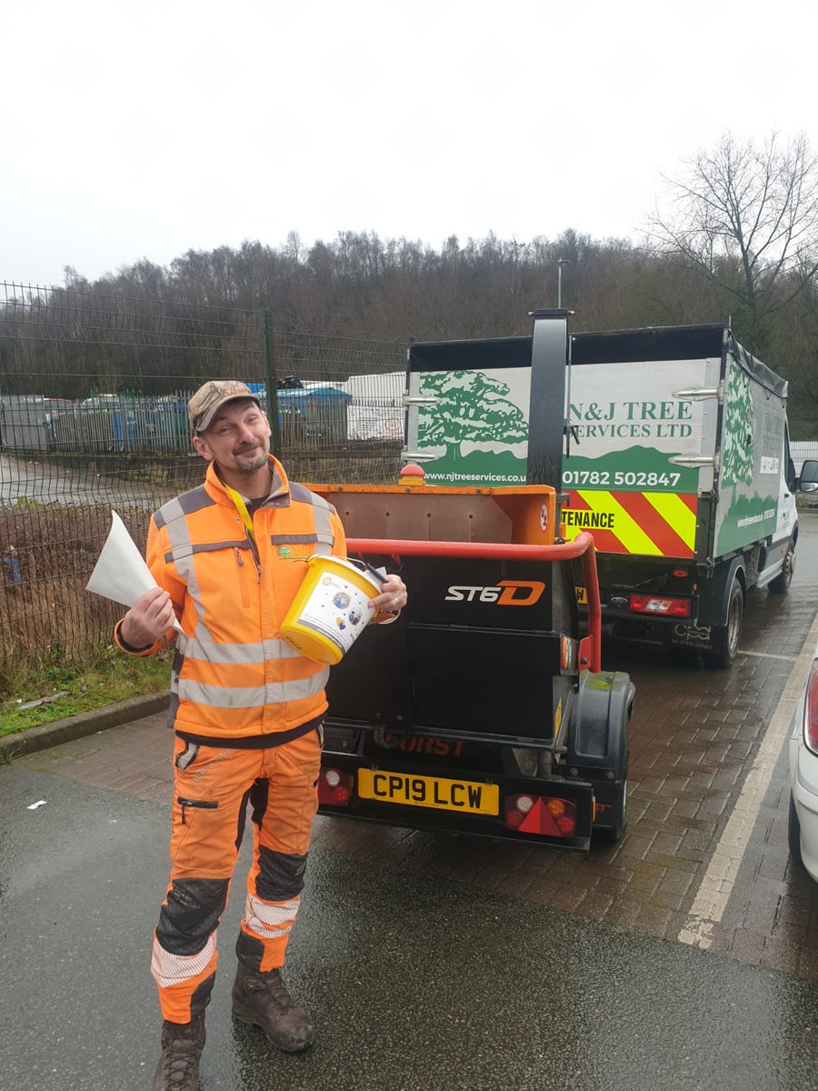 Our wonderful operatives working with our community doing some charity for for the Douglas Macmillan last week! #CHARITY #STOKEONTRENT #TREESURGERY #TREESURGEONS #STAFFORDSHIRE #DOUGIEMAC #DOUGLASMACMILLAN #COMMUNITY #STOKETREESURGEONS #ST6
