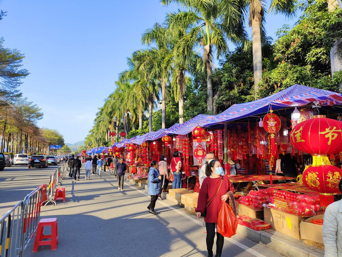 It's been three years since I've experienced such a lively festive atmosphere in the Spring Festival market.

 Happy Chinese New Year!