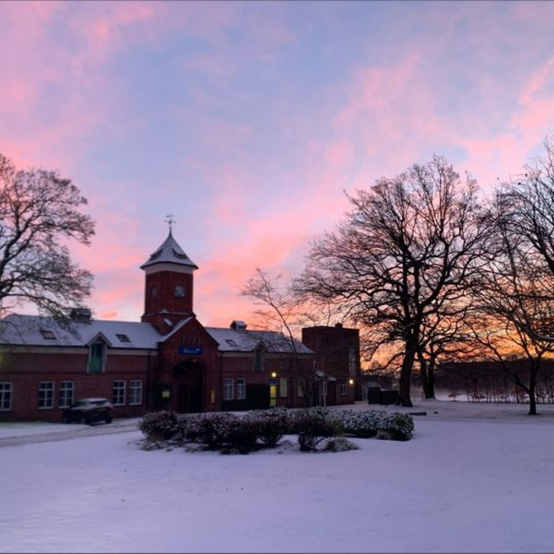 UCReaseheath's tweet image. A lovely snowy morning on our beautiful campus ❄️

📷 photo credits to Holly Dickson - our Recruitment and Development Advisor

#ItsInOurNatureUCR #Reaseheath #snow #sunrise #campus #university #degree #UCAS #redsky