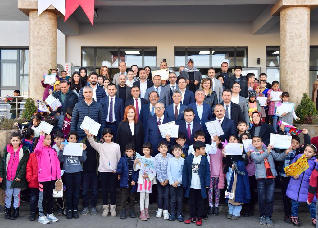 aliihsansu_'s tweet photo. Bugün, Raif Türk İlkokulu’nda çocuklarımızın karne heyecanına ortak olduk.🔔📔✏️📚

#Diyarbakır'ımızda karne sevinci yaşayan öğrencilerimizi tebrik ediyor; çocuklarımıza, değerli öğretmenlerimize ve kıymetli velilerimize sağlıklı ve huzurlu tatiller diliyorum. https://t.co/gXFIxZ3Wq5