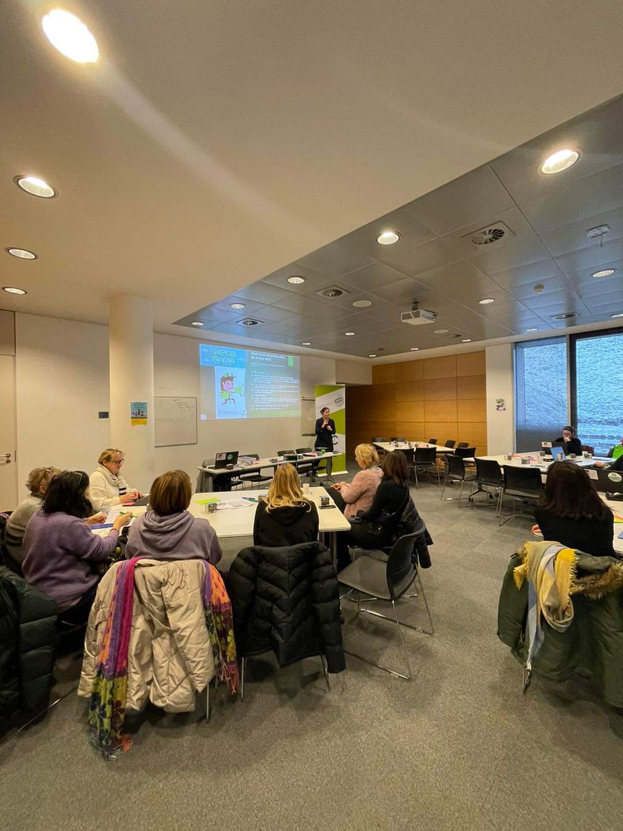 CscFemmes's tweet photo. Début de l’assemblée de préparation du #8mars 2023, journée internationale de lutte pour les droits des femmes. En quoi les mesures d’actualité concernant les pensions, les credits-temps pour motifs et le statut de cohabitant•e touchent les militant•e•s? #egalite #femmescsc https://t.co/FNDyCy0zdM