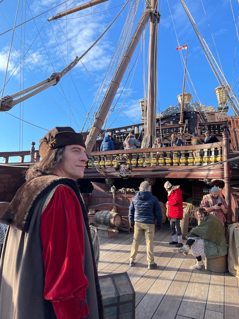 Quel Colombo mi sembra di conoscerlo: che sia Maurizio Lastrico?

🎬 Oggi al <a href="/PortoAnticoGe/">Porto Antico Genova</a> il set del nuovo spot della Liguria per il <a href="/SanremoRai/">Festival di Sanremo</a>