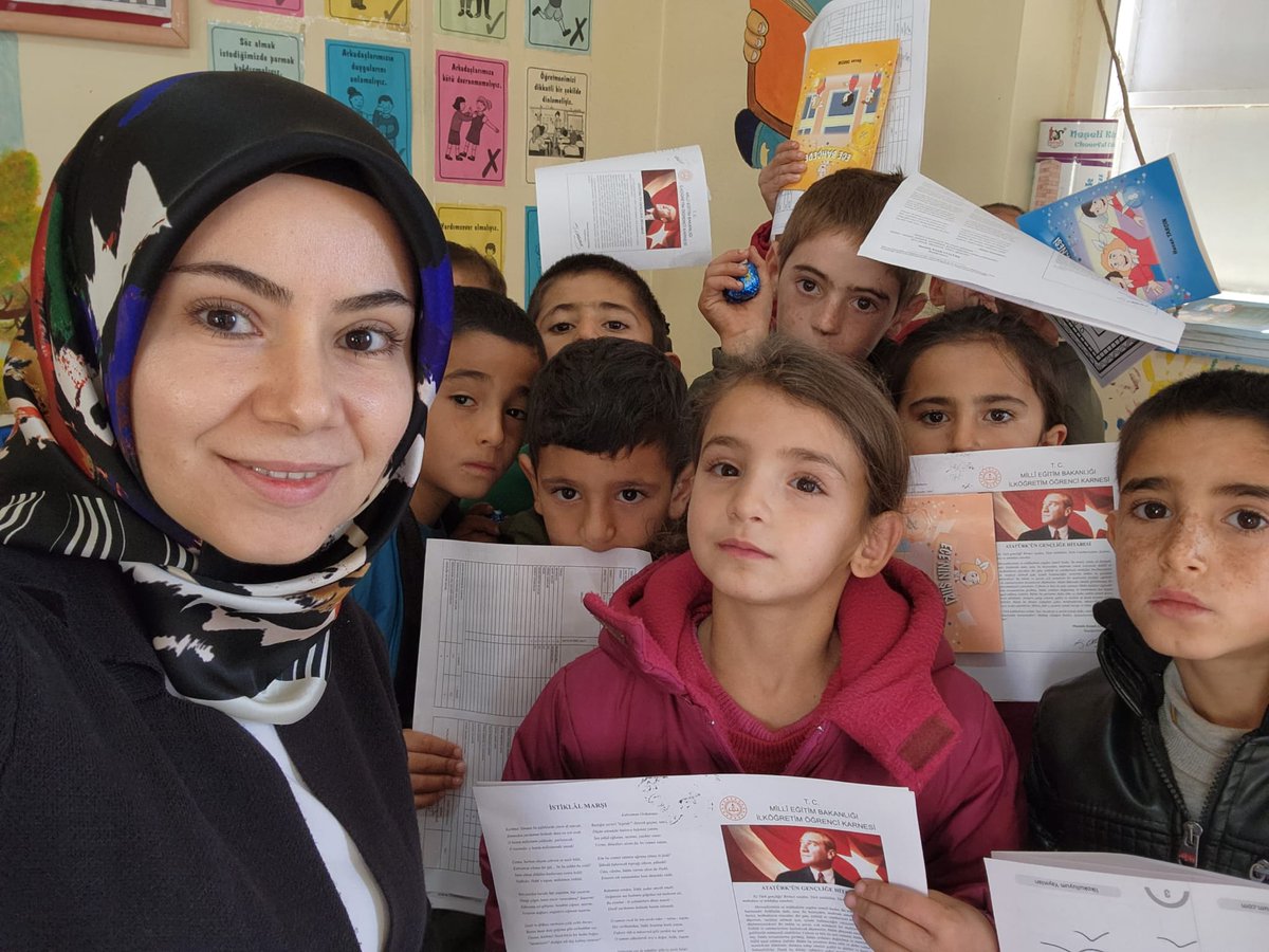 İlk dönemi başarıyla tamamlayarak, karne sevinci yaşayan tüm öğrencilerimize kitap hediye ettik.🥰Hepimize iyi tatiller.
<a href="/Diyarbakirmem/">Diyarbakır İl Millî Eğitim Müdürlüğü</a> 
<a href="/Cungusilcemem/">Çüngüş İlçe Milli Eğitim Müdürlüğü</a>
<a href="/CevatBaran9/">Cevat Baran</a>