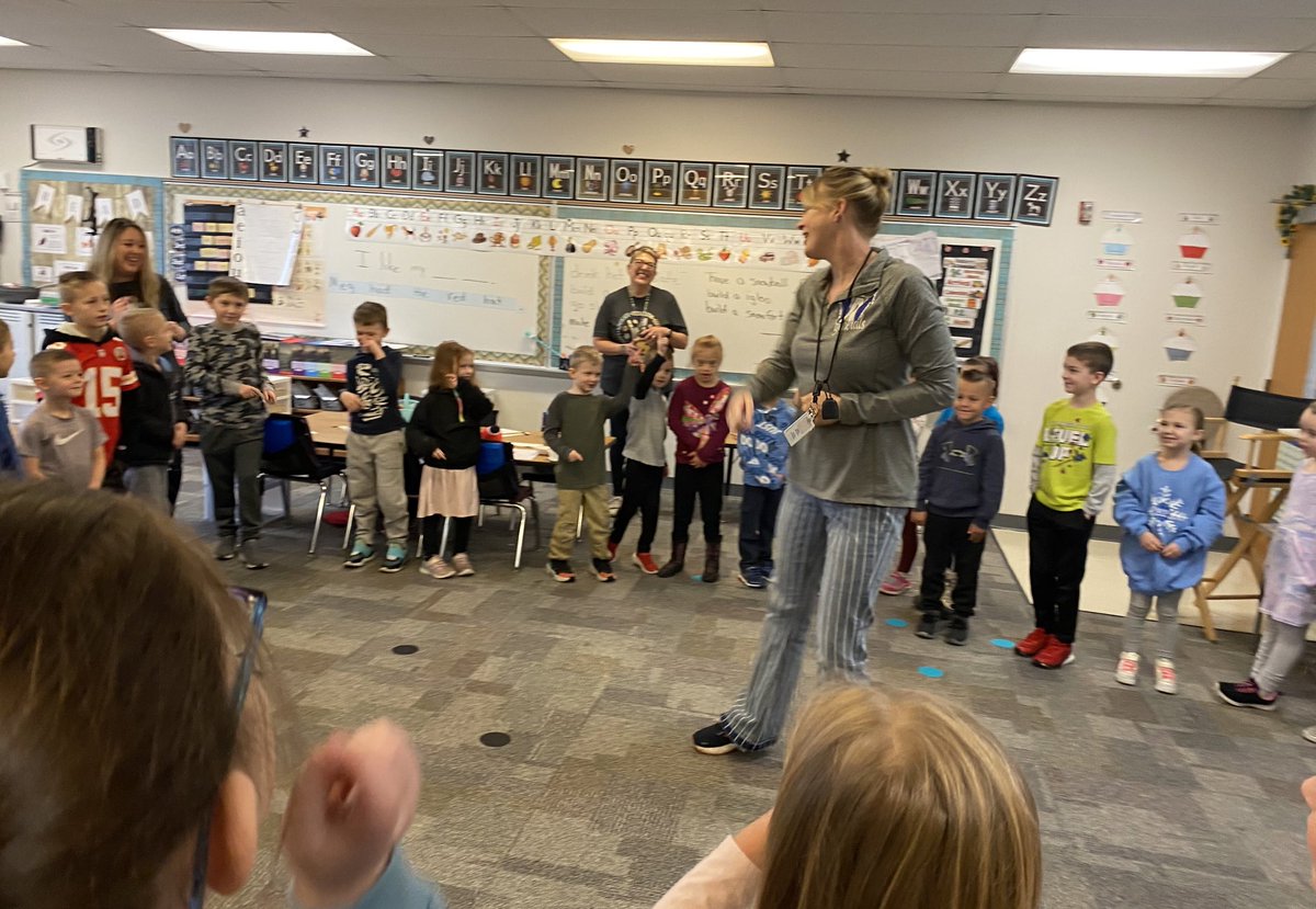 awlswa's tweet image. Morning meeting with our kindergarten and third grade Buddy classrooms! #PBIS @responsiveclass #BuildingFriendships