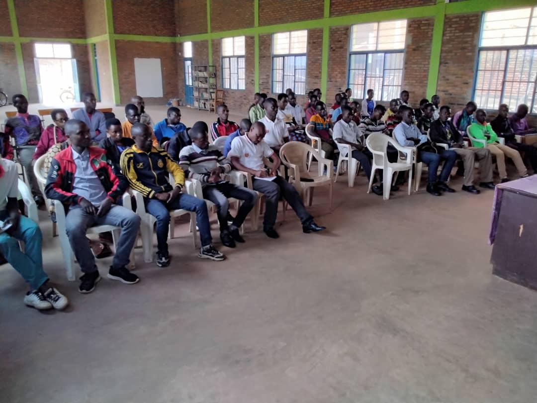RutanaProvince's tweet photo. #Burundi Ibanki y'urwaruka BIJE yasiguriye urwaruka rurongoye urundi rwo muntara ya Rutana,uko iyobanki ikora nuko bokwitunganiriza imigambi bakaronka ingurane.Ivyobikorwa bikaba vyari bihagarariwe numuhanuzi wa Buramatari muvyo ajejwe harimwo imibano
@KwaNtare 
@MininterInfosBi https://t.co/ViYwpkoe1G