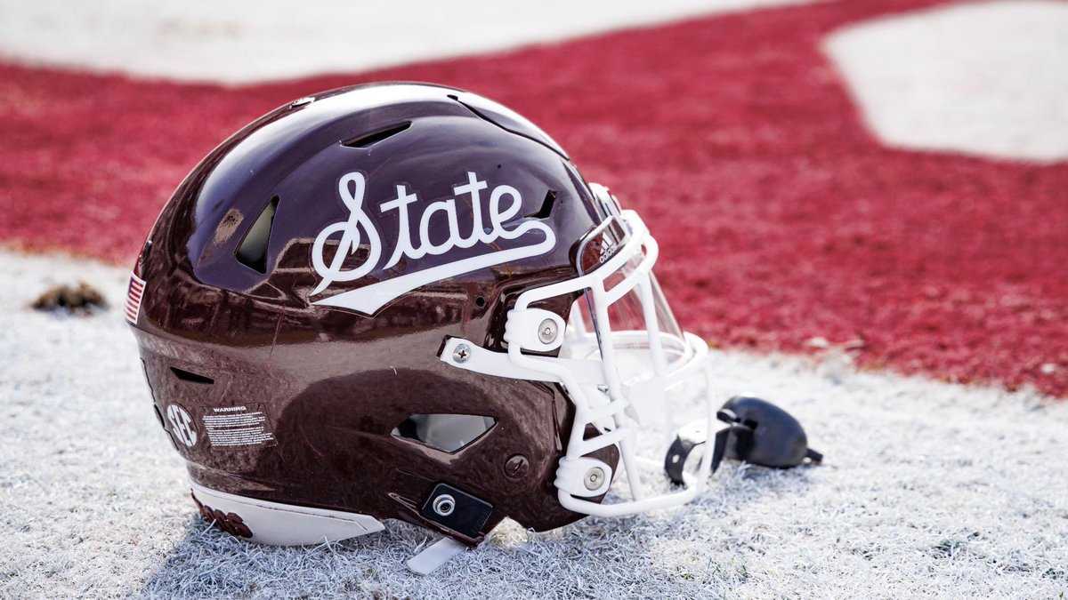 kmt65msu's tweet photo. Our new football helmet?? Letβs make it happen. So impressive! #HailState #ScriptState https://t.co/biJZhrdmXT