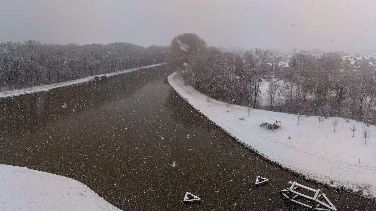 SjPhotoworld's tweet photo. Dilsen-Stokkem 20/01/2023 1305 uur #vrtweer #dilsen #winter #zuidwillemsvaart #sneeuw #limburgslandschap #snow #vaart https://t.co/j04bR6t3Od