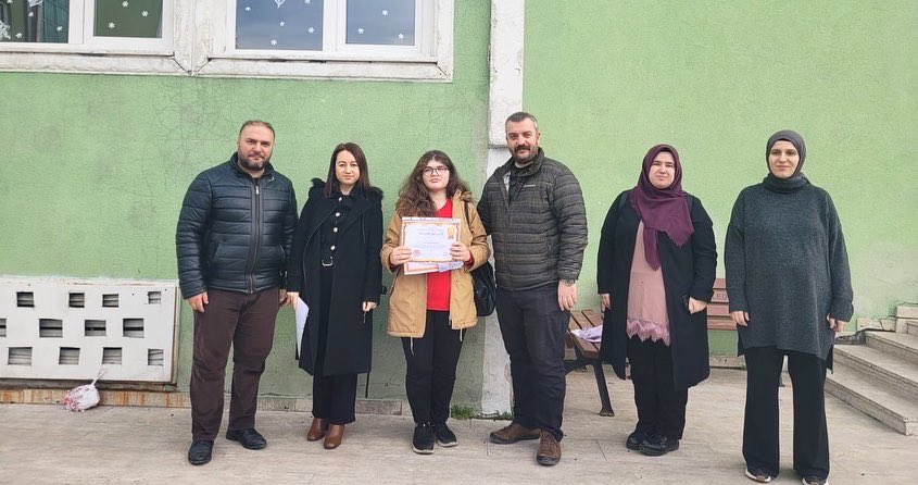 Kısa Bir Mola 💐 
Tüm öğrencilerimize ve öğretmenlerimize iyi tatiller ! 📚💐