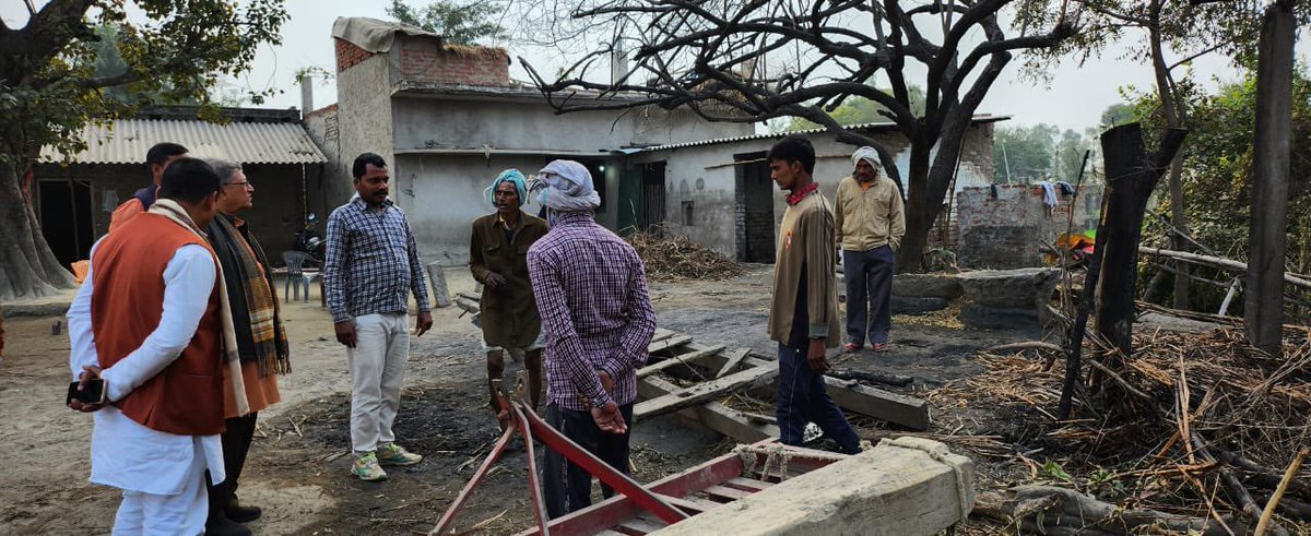 आज #275_अयोध्या_विधानसभा अंतर्गत तिहूरा मांझा में मुन्ना पाल जी के यहाँ आग लगने से काफी नुकसान हुआ और जानवर भी जल गए है ,घटनास्थल पर पहुँच कर पीड़ित परिवार को यथा संभव मदद किया एवं संबंधित अधिकारी से बात कर तत्काल आर्थिक सहायता व मदद करने को कहा! #VPGuptaBJP