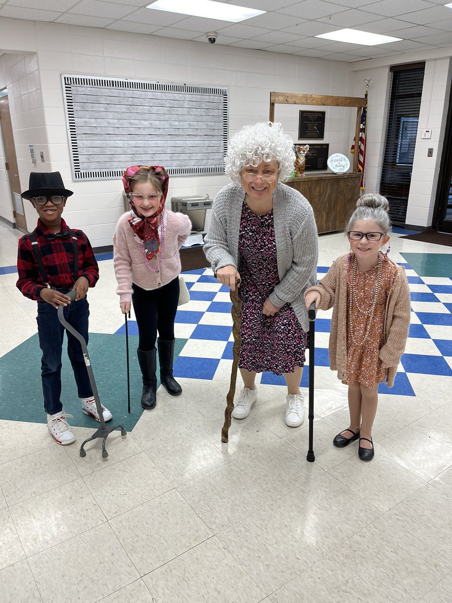 KnightEnloe's tweet photo. Celebrating 100 days in school!! https://t.co/Yp1Z7zRQRF