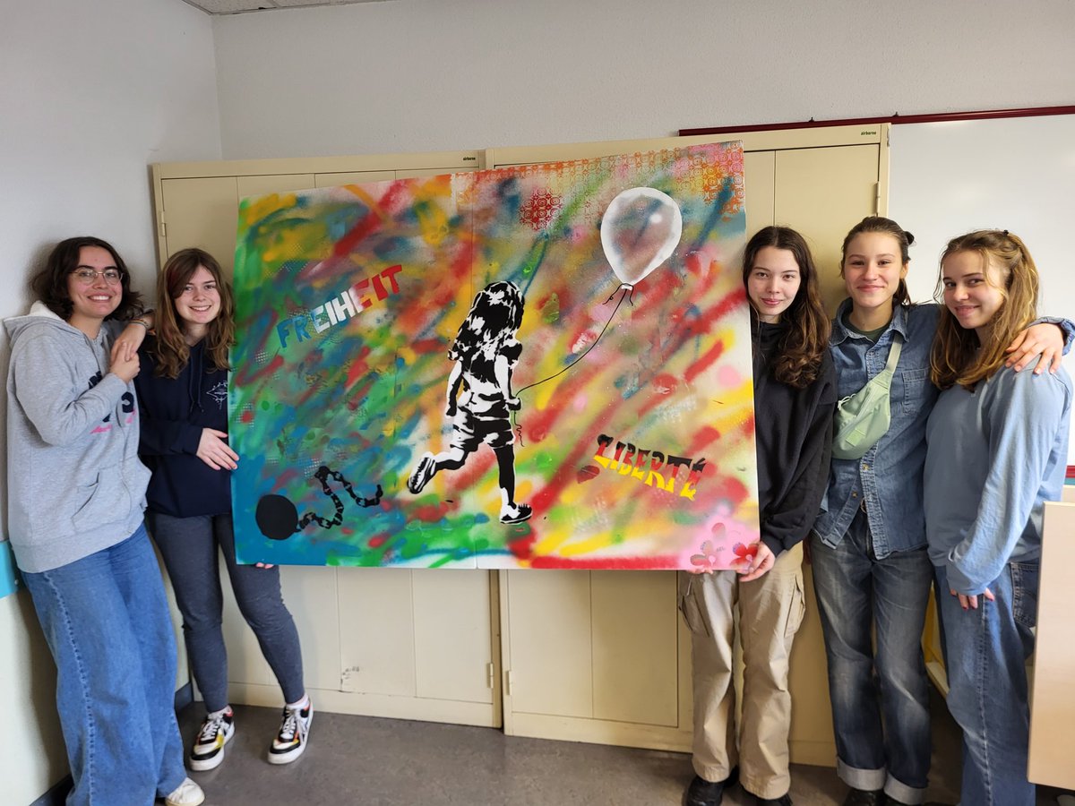 LLanester's tweet photo. Opération graff avec le groupe des élèves LV2 allemand et leurs correspondants. Liberté égalité fraternité sont les thèmes de ce travail. plus de photos des œuvres réalisées à venir @DorvenGaetane @Ch_Meynier @56_bef_ouest @DAACBretagne @proviseur_LVH @VilledeLanester https://t.co/g8dJADZx85