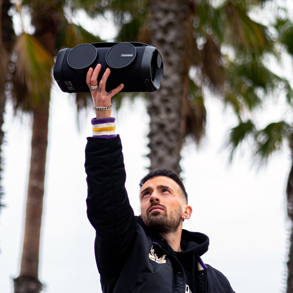 Sunstech_es's tweet photo. Un estilo joven y libre ha conquistado las calles, un estilo que bebe del rap, del hip hop, del grunge y del sport. Hoy la calle reclama portabilidad, autonomía y potencia. Así nace el nuevo altavoz bluetooth Sunstech Muscle Beat 😎

#Sunstech #MuscleBeat
https://t.co/e7WkiL9gAq https://t.co/RfuBeX0rYj