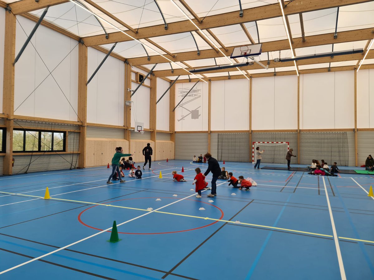 USEPgers's tweet photo. Pour bien terminer la semaine, retour sur la rencontre #MaternelleEntreEnJeu d'aujourd'hui à St Clar. Au programme : jeux d'opposition et découverte des rôles sociaux pour une cinquantaine de petits #usepiens 🤸♀️🤝🤼
@CrusepO @usepnationale https://t.co/rtoQfC5Zm9