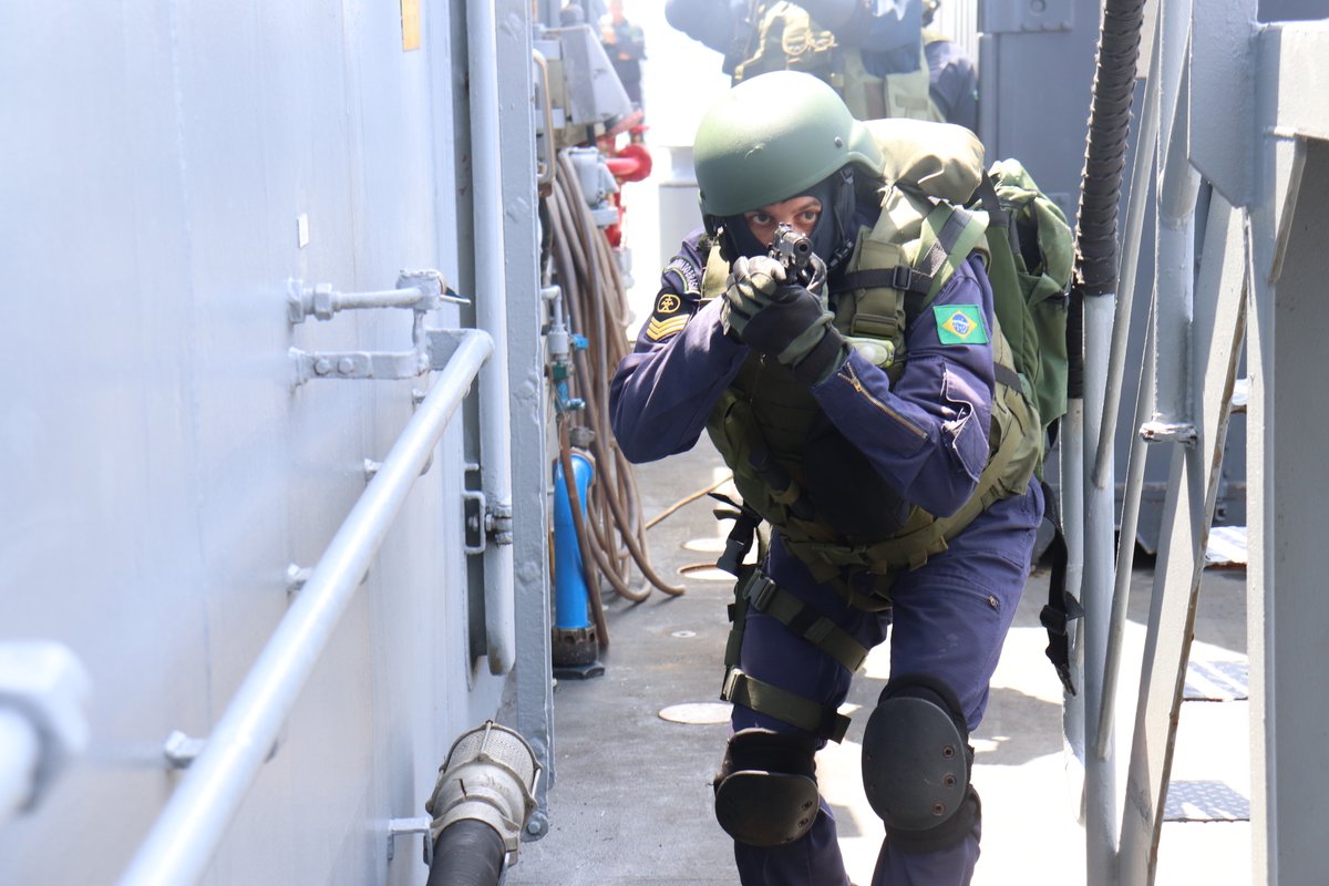 marmilbr's tweet image. Foram realizadas simulações de abordagem a embarcações envolvidas em ilícitos e treinamento com armas portáteis sobre alvos fixos e rebocados. Na ocasião, foram destacadas as características de cada armamento, seu manuseio seguro e os procedimentos para tiro a bordo. #PoderNaval