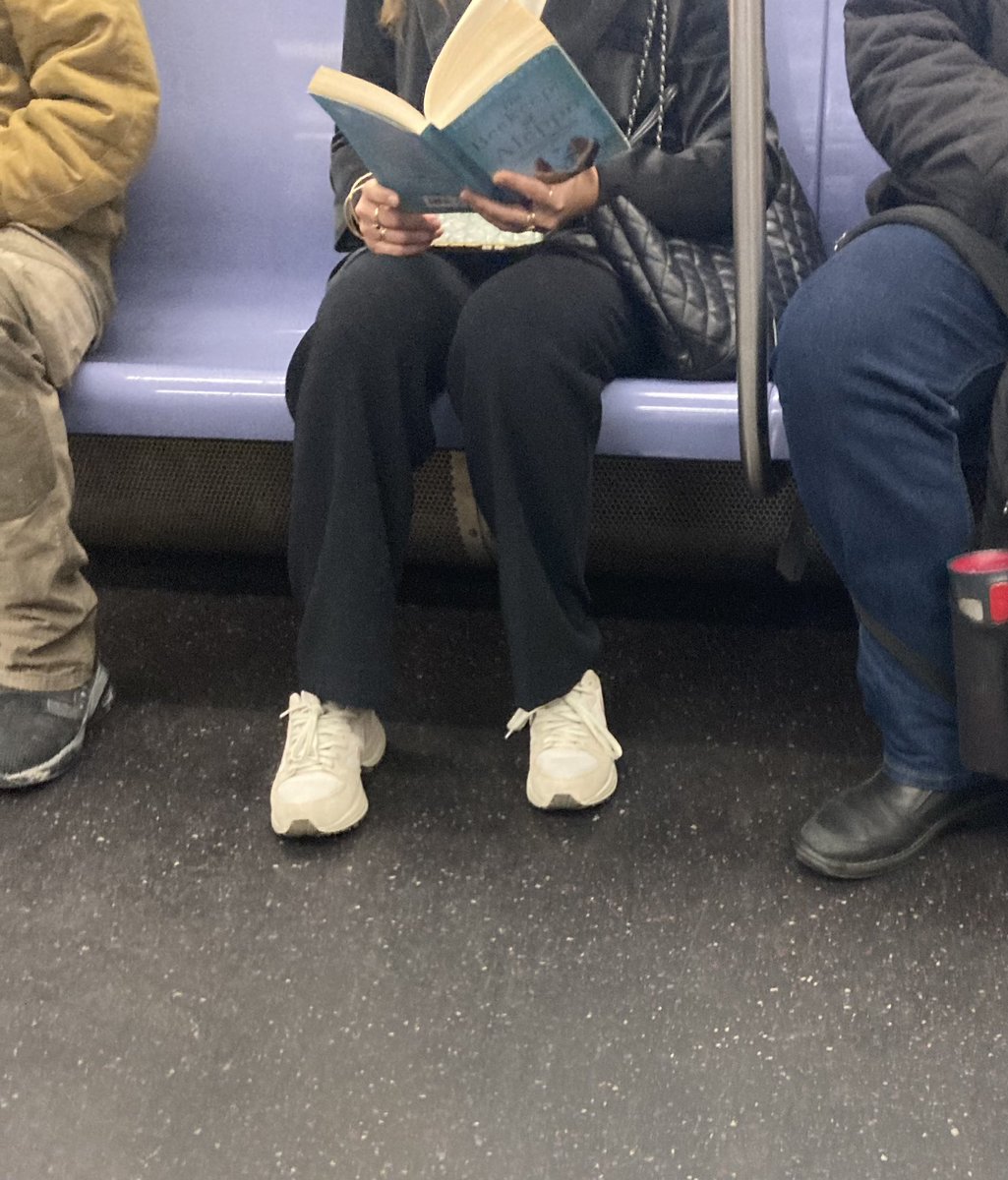 My subway neighbor is reading The Beekeeper of Aleppo. And there are 4 other book readers around me! #readingonthesubway inspired by #liredanslemetro 🚇