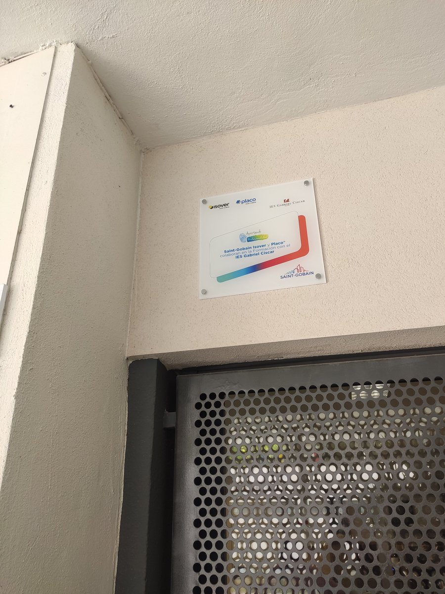 SGplaco's tweet photo. ➡El IES Gabriel Ciscar de Oliva ya tiene su placa de Saint-Gobain Isover y Placo® gracias a nuestra colaboración en el Grado de obras de interior, decoración y #rehabilitación. 👏

#AportandoProfesionalidad

💙#MakingTheWorldABetterHome https://t.co/GTUpkkRC1I