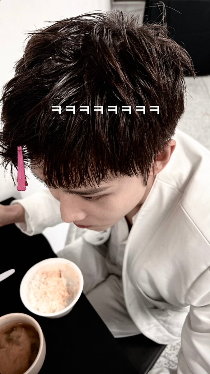 Taejl's tweet image. Spotted a fan.