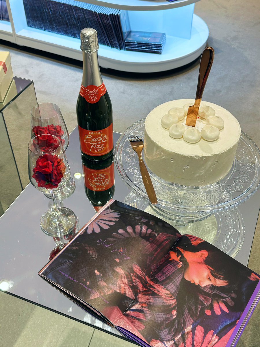 Y__SMiLE_'s tweet photo. 예나 더현대 에버라인 팝업스토어 1일차♡ 

예나는 물론이고 뮤비나 앨범에 나오는 깨알 소품들로 가득 채워진 아기자기한 공간이 너무 좋다🥺❤️ 이런 팝업이라면 매일 가는거..? 오히려 좋아 .ᐟ.ᐟ  저 가챠들 다 내꺼 할래 。。

#예나 #YENA #Love_War #EVERLINE #에버라인 https://t.co/SHmIAOvCR2