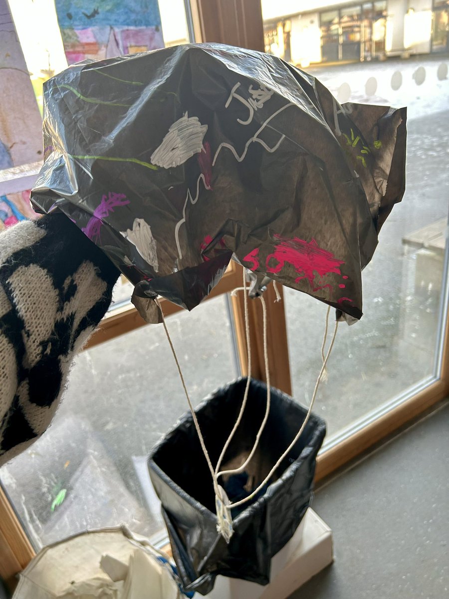 miss_clelland's tweet photo. This week in Primary 5 we done a science experiment on motion. Each group created a parachute using a different length of bin bag. We then dropped the parachutes from a height and seen which one was the slowest to fall! 🪂 Later in the week we created a bar chart of our results📊 https://t.co/ZNVeZjkDmU