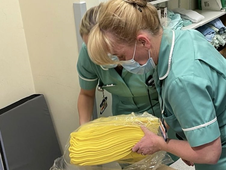 boltonnhsft's tweet photo. 💛Patients who are identified as being at high risk of falls will be given bright yellow wristbands, non-slip socks and blankets when they are admitted to A&E.
#ThinkYellow aims to reduce falls amongst vulnerable patients by making it easier for staff to spot those most at-risk. https://t.co/f8E1qZ08mv