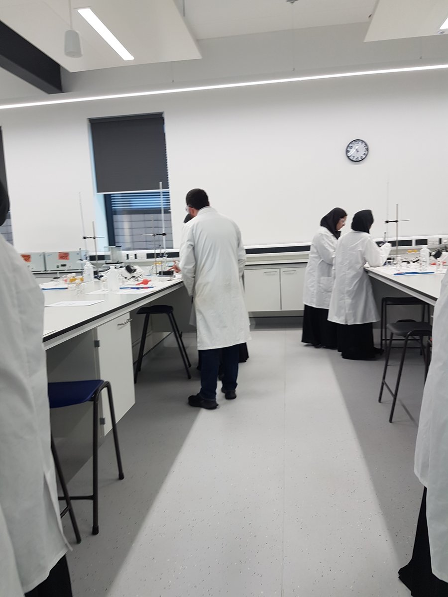 RidaSchools's tweet image. Year 10 students carrying out Acid-Base titrations @HuddersfieldUni 
#futurechemists #STEM #gcses2022 #Huddersfield #unilife #preparingforthefuture #medicine #doctor #science #scientists #innovation
