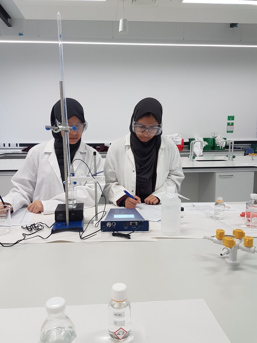 RidaSchools's tweet image. Year 10 students carrying out Acid-Base titrations @HuddersfieldUni 
#futurechemists #STEM #gcses2022 #Huddersfield #unilife #preparingforthefuture #medicine #doctor #science #scientists #innovation
