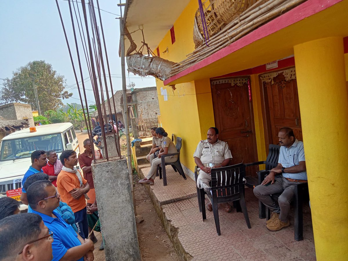 Joint enquiry of grievance of Bhanumati Naik & Kalia Naik of village Kothabhuin. Issue resolved in presence of Tahasildar Angul, Police personnel of Purunakote PS,local sarpanch & villagers.