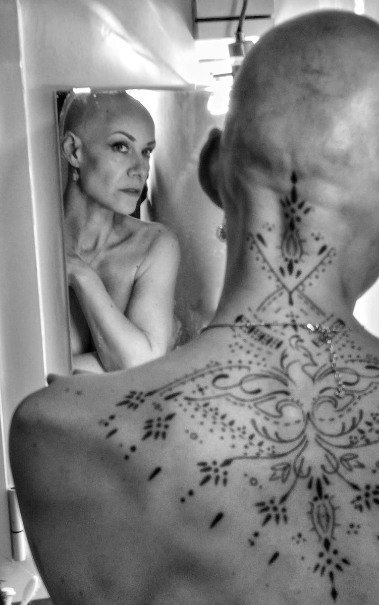 alopeciamujer's tweet photo. Somos instantes ...
#lascalvasexistimos 

@UzanzaEditorial https://t.co/a1FdDaiIZr