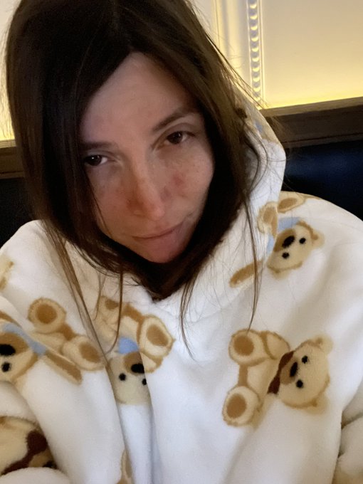 New York rain gave me a cold&hellip; miss needing an umbrella. Also I&rsquo;m adorable. https://t.co/tiKCSkjvtQ