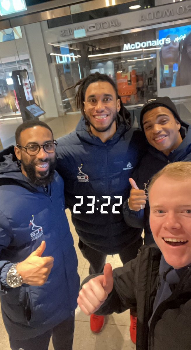 Leikmenn Grænhöfðaeyja voru svangir um hálf 12 leytið í gærkvöldi. Redduðu sér á Mc-aranum. Þeir lofuðu að taka stig af Ungverjum á Sunnudag. Þetta eru afreksíþróttamenn með leik á Heimsmeistaramóti klukkan 15:30 staðartíma í dag. <a href="/logigeirsson/">Logi Geirsson</a> <a href="/RasmusBoysen92/">Rasmus Boysen</a> er þetta eðlilegt??