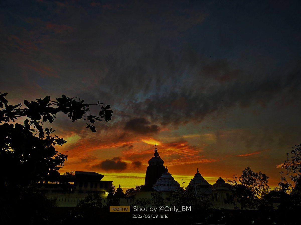 ImBibhuduttaIND's tweet photo. #JaiShreeJagannathMahaprabhu🙏
Spectacular Views Of #ShreeMandira On d Auspicious Occasion Of NeeladriMahodayasthamee❣️
May d AlmightySupreme Bless😇 You All🙏
#ExpertMode #RealMe_XT☺
Last Year's Photography (2022)..... https://t.co/4aCRH1RLYq
