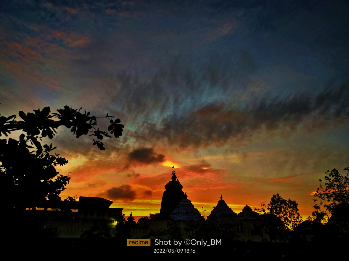 ImBibhuduttaIND's tweet photo. #JaiShreeJagannathMahaprabhu🙏
Spectacular Views Of #ShreeMandira On d Auspicious Occasion Of NeeladriMahodayasthamee❣️
May d AlmightySupreme Bless😇 You All🙏
#ExpertMode #RealMe_XT☺
Last Year's Photography (2022)..... https://t.co/4aCRH1RLYq