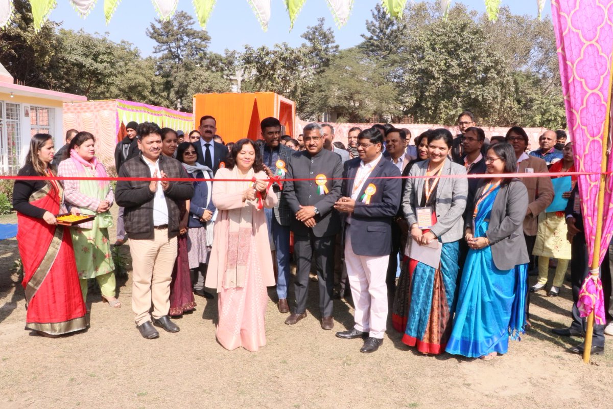 niostweet1's tweet photo. एनआईओएस अध्यक्ष @ProfSarojSharma ने आज #NIOS मुख्यालय, नोएडा में 'रोज़गार मेला-2023'का उद्घाटन किया ।१२ कंपनियों और लगभग ३०० शिक्षार्थियों ने भाग लिया।
सक्षम भारत, उन्नत भारत और आत्मनिर्भर भारत की ओर एक अनूठी पहल।
#niosjobfair
@PMOIndia @EduMinOfIndia @DselEduMinistry @PIBHRD https://t.co/ATnRkD3kku