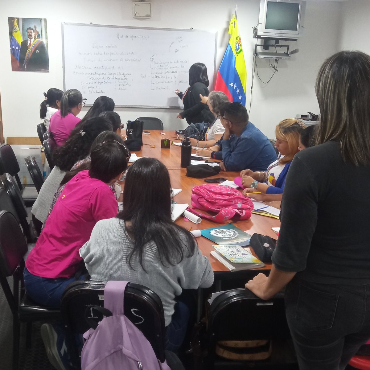 Edu_Caracas's tweet photo. Equipo de @DIYF_ZEDC de #Caracas desarrollando la continuidad de la formación permanente para los y las docentes en pro de la calidad educativa ¡Juntos por la educación del futuro! @_LaAvanzadora @MPPEDUCACION @gracielamarilis @vicent_carvajal @NicolasMaduro https://t.co/wqOmWyOCxY