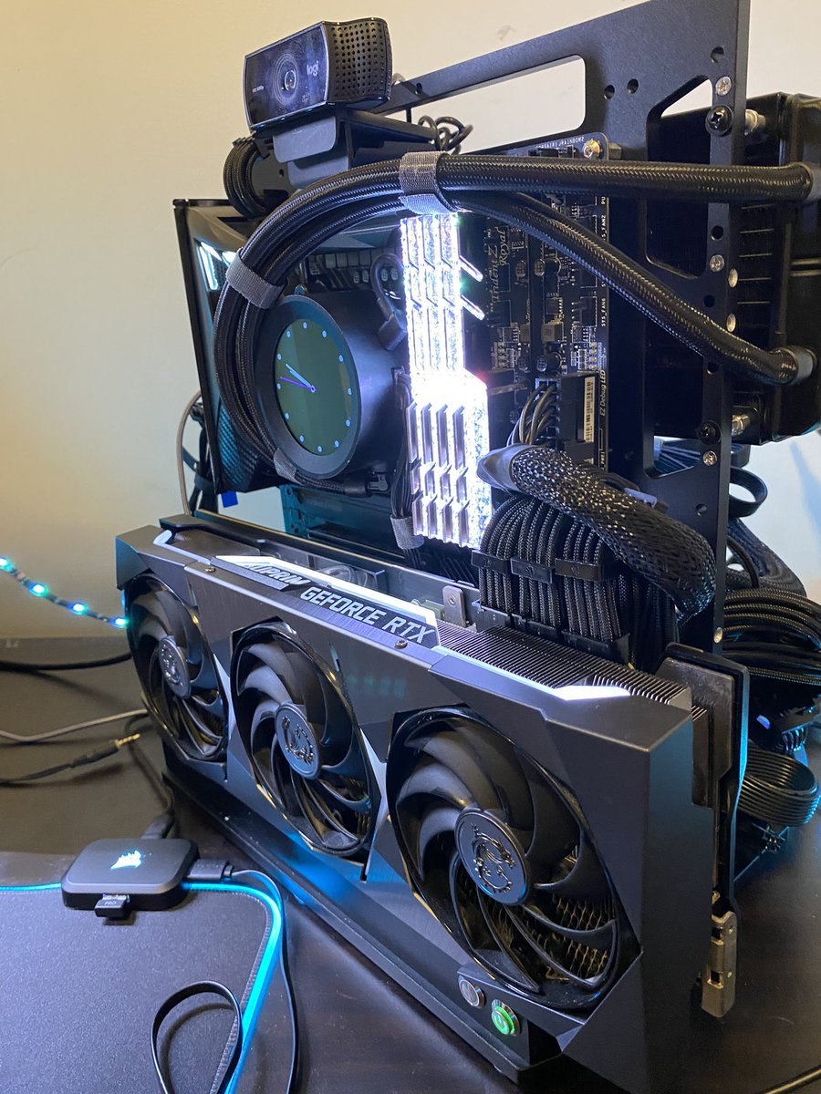 Ruriko24go's tweet photo. 6ヶ月放置してたアリエクで買ったアルミオープンフレーム組み上げた。

ATXマザボ、ATX電源OKなのにめちゃコンパクトで⭕️

10900K x 3080Ti x Z53
R23 multi 15556
FF15 1080p高品質　16495

#お前らのpcデスク周り晒していけ 
#お前らのPCスペック晒していけ https://t.co/v8NXVbH2px