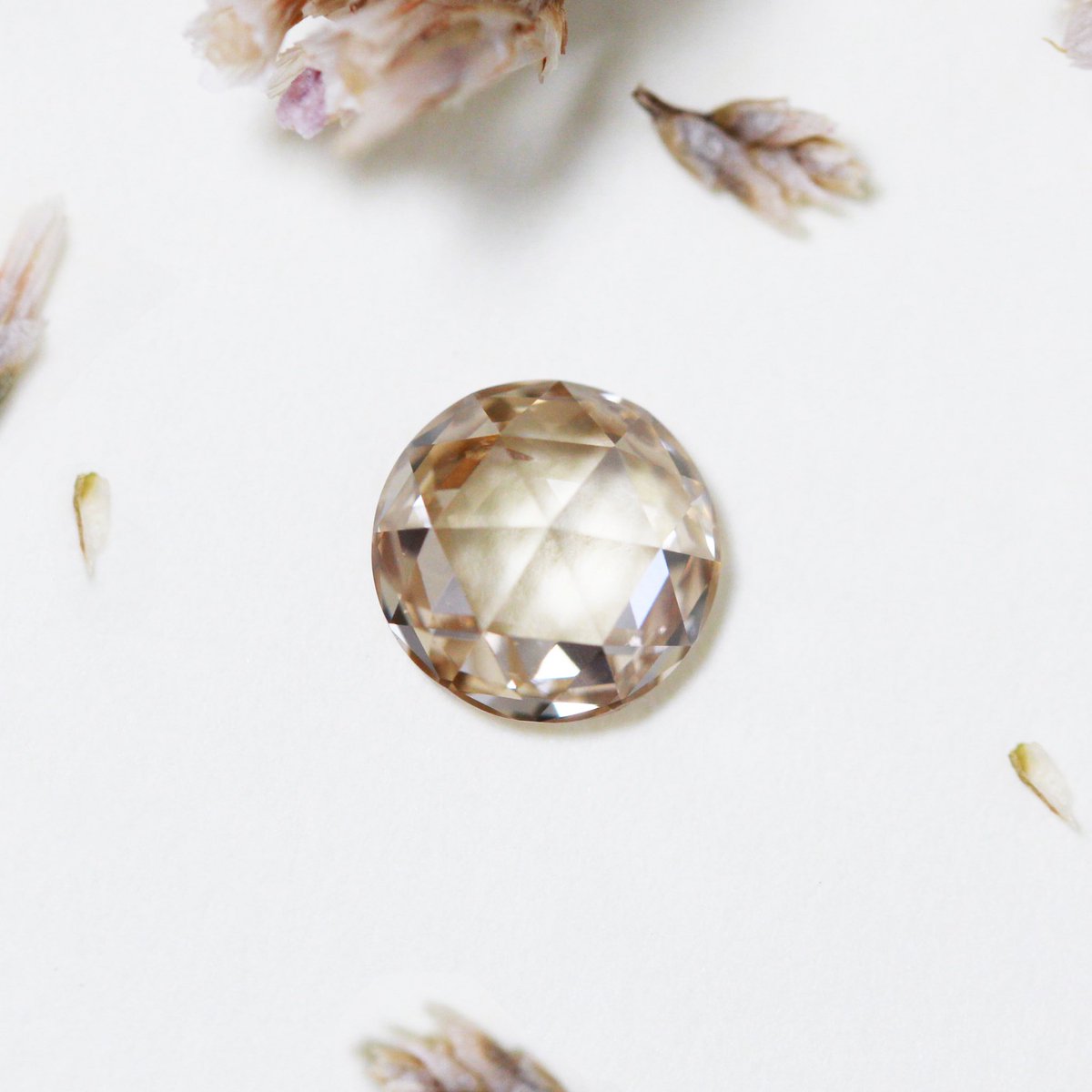 bring_diamonds's tweet image. Our 0.61 carat honey hue Champagne round rose cut, has been sent to AnchorCert Gem Lab at the @TheAssayOffice for an official Diamond Report. UK lab grown, cut/polished and certified - the first of its kind! 🤍

#bringdiamonds #uklabgrowndiamonds #diamondreport