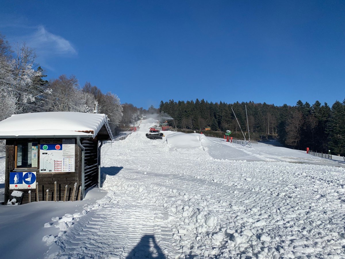 A vos skis ! Ca s'active un peu partout en stations pour vous accueillir ce week-end, en alpin comme en nordique 🤪🤪
👉 Neige ❄️ fraîche : ✅  / Soleil ☀️ : ✅  / Motivation : 🔥 .Toutes les infos sur 
bit.ly/neigeMDV